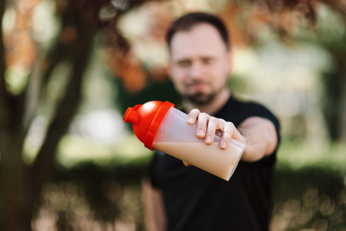 Whey isolate à Dubaï: stockage, dosage et chaleur extrême